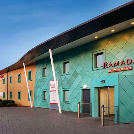 Ramada By Wyndham Cobham Hotel Cobham  Exterior foto