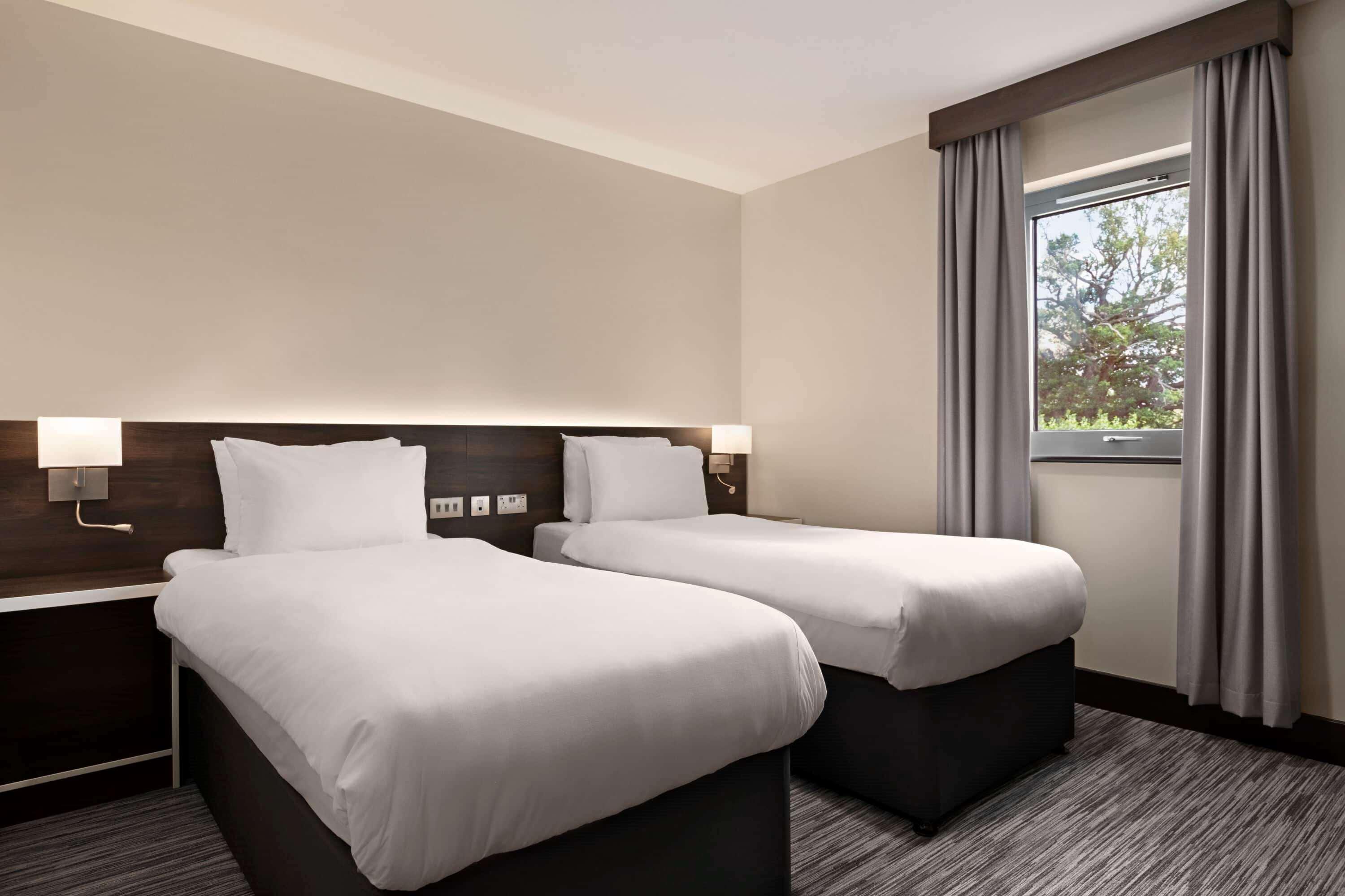 Ramada By Wyndham Cobham Hotel Cobham  Exterior foto
