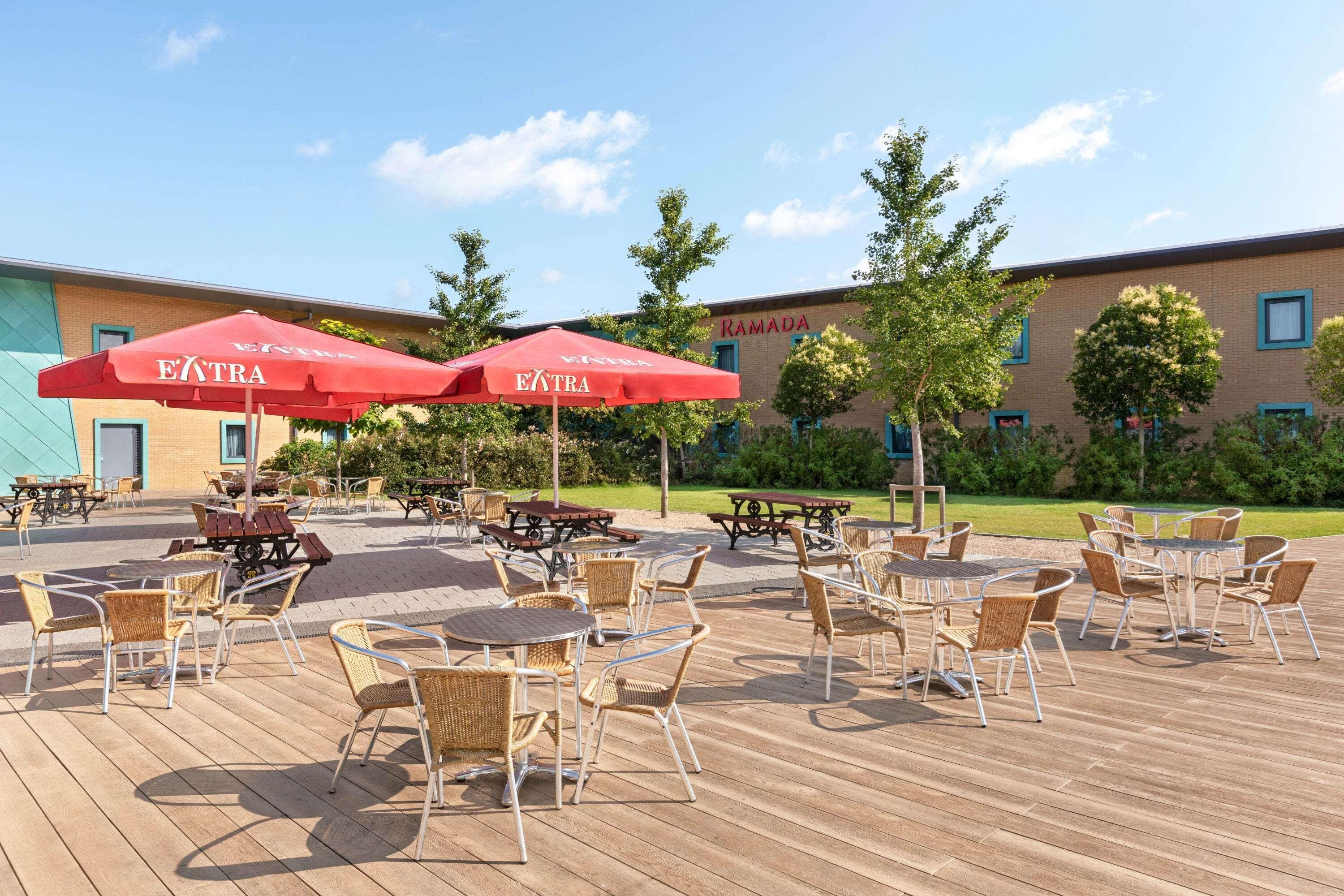 Ramada By Wyndham Cobham Hotel Cobham  Exterior foto