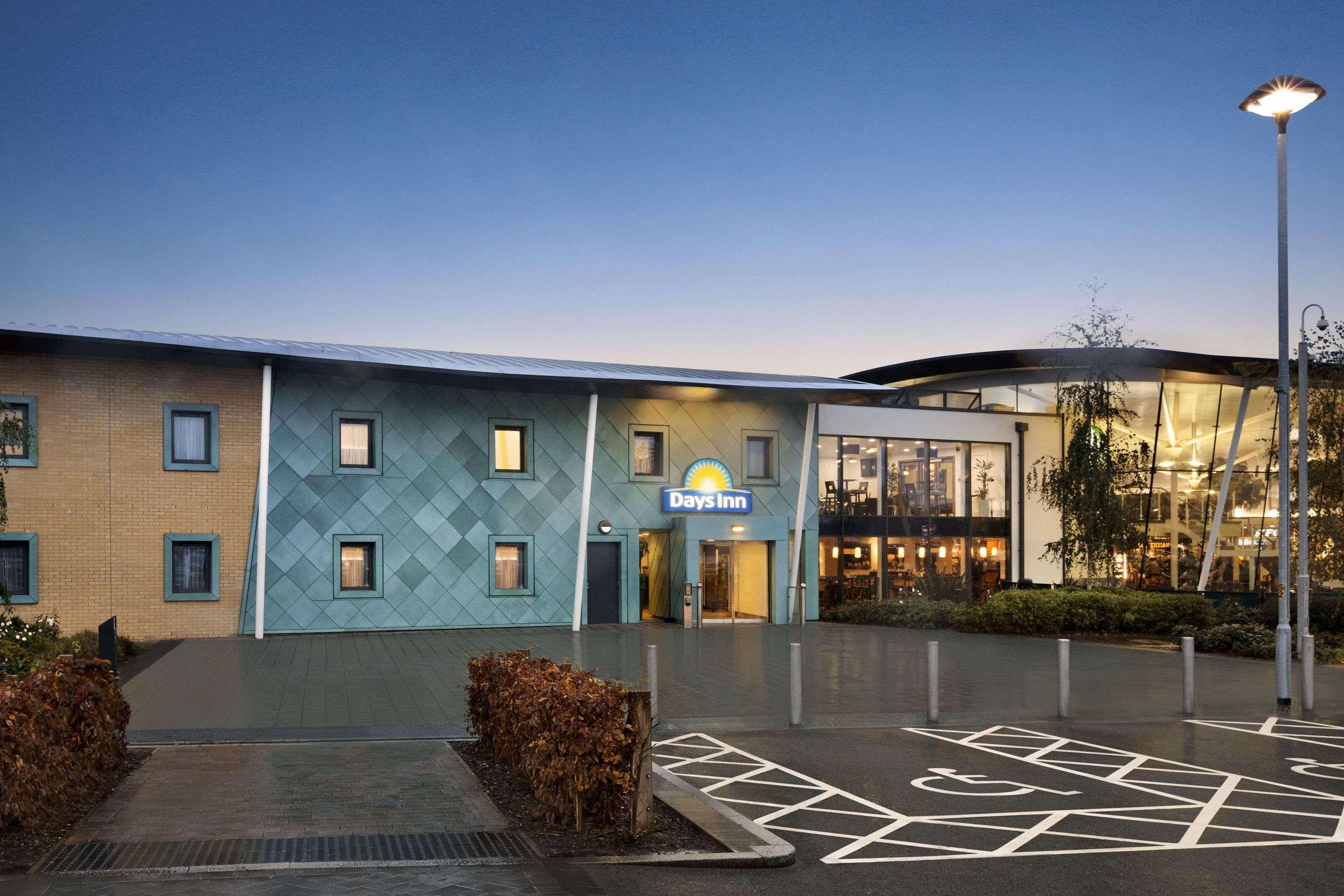 Ramada By Wyndham Cobham Hotel Cobham  Exterior foto