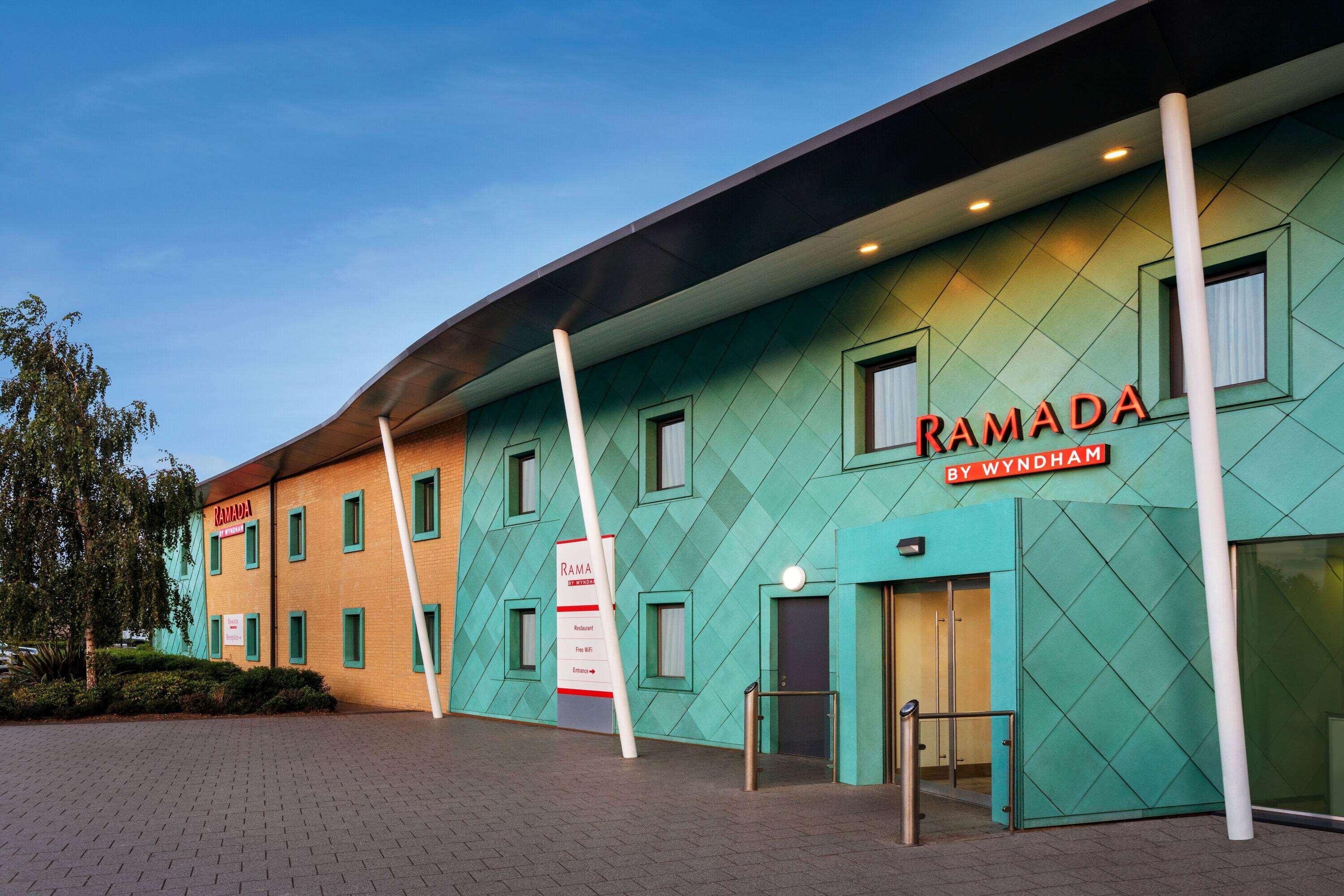 Ramada By Wyndham Cobham Hotel Cobham  Exterior foto