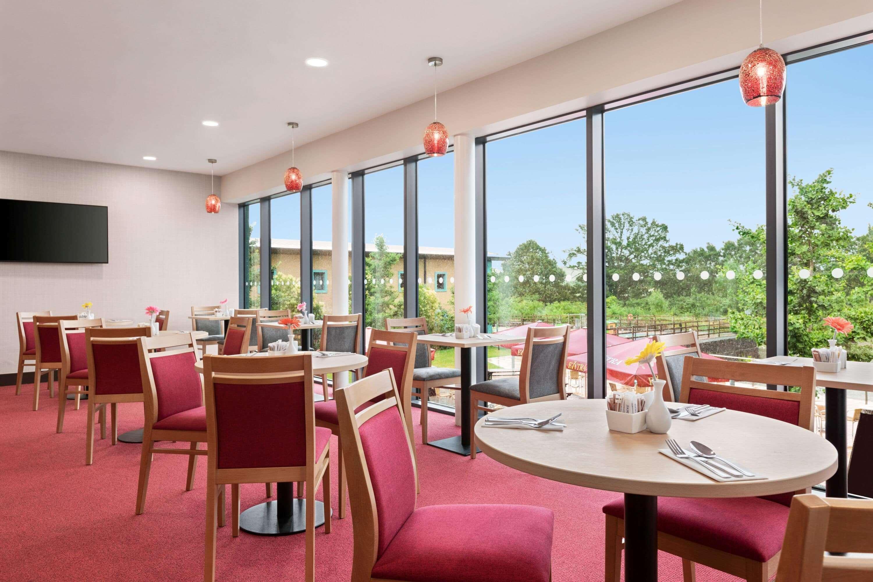 Ramada By Wyndham Cobham Hotel Cobham  Exterior foto